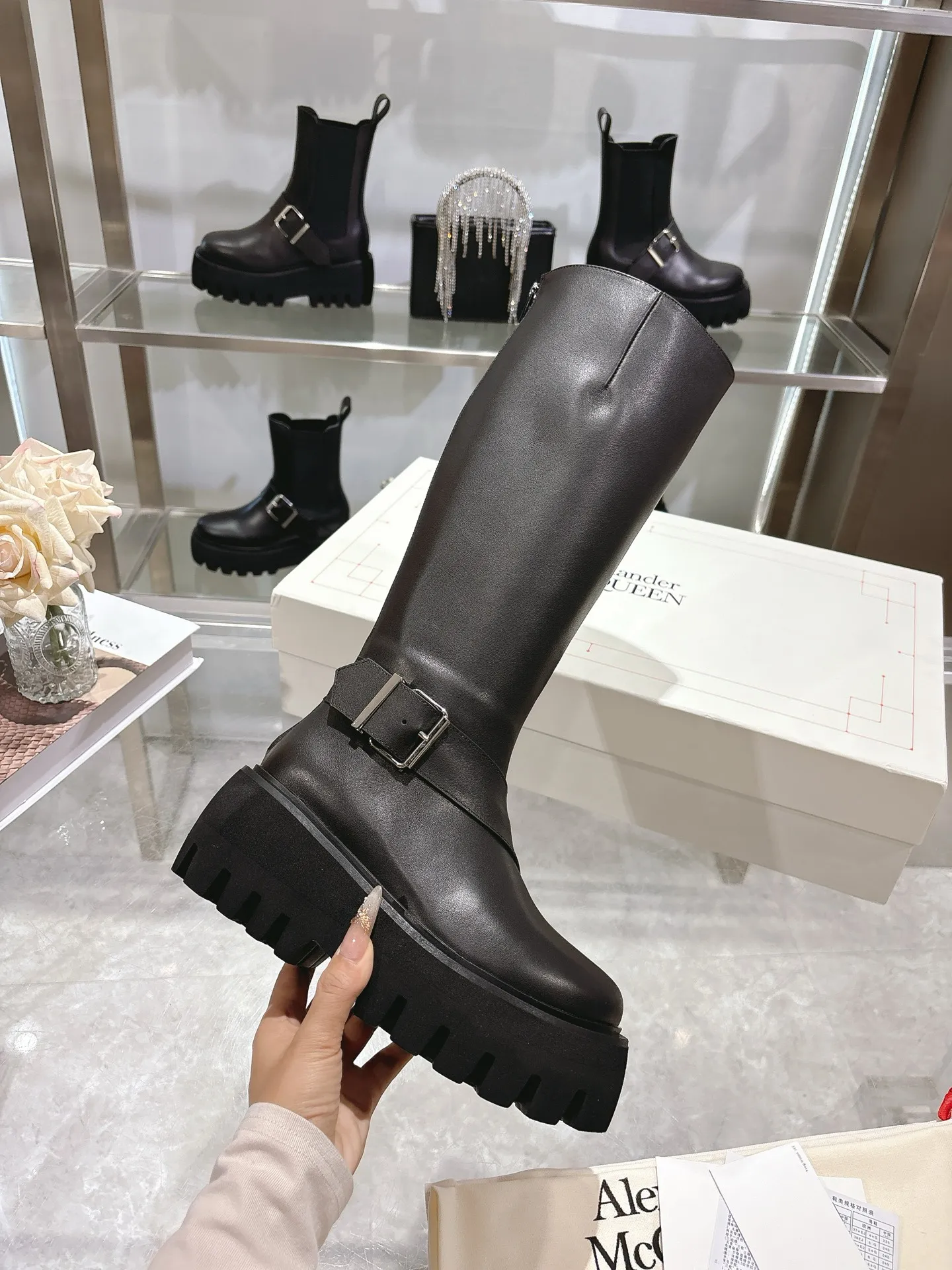 👟👟Ex-factory price 1000👟👟 The official website is synchronized with MCQUEEN/McQueen 2025 autumn and winter Sofa Chelsea boots. Silver metal buckle on the side of the shoe. Equipped with light flange and several layers of combined outsole. 6 cm thickness. Heel pull-on process. Black calfskin fabric. Women 35-40.